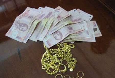 Khóc cười chuyện nàng dâu mở két sắt trộm tiền nhà chồng Khóc cười chuyện nàng dâu mở két sắt trộm tiền nhà chồng